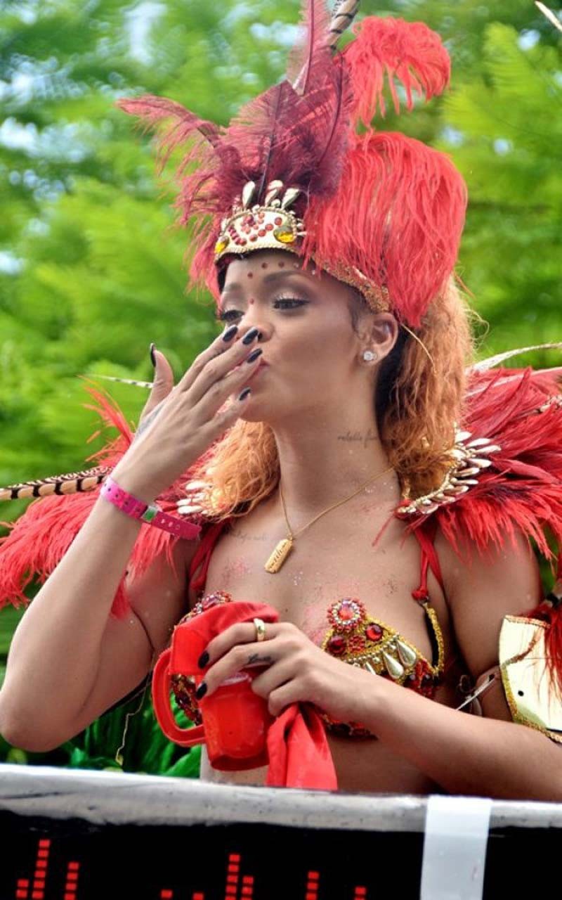 Rihanna exponiendo su cuerpo sexy y su culo caliente mientras está vestida como una puta
 #75293590