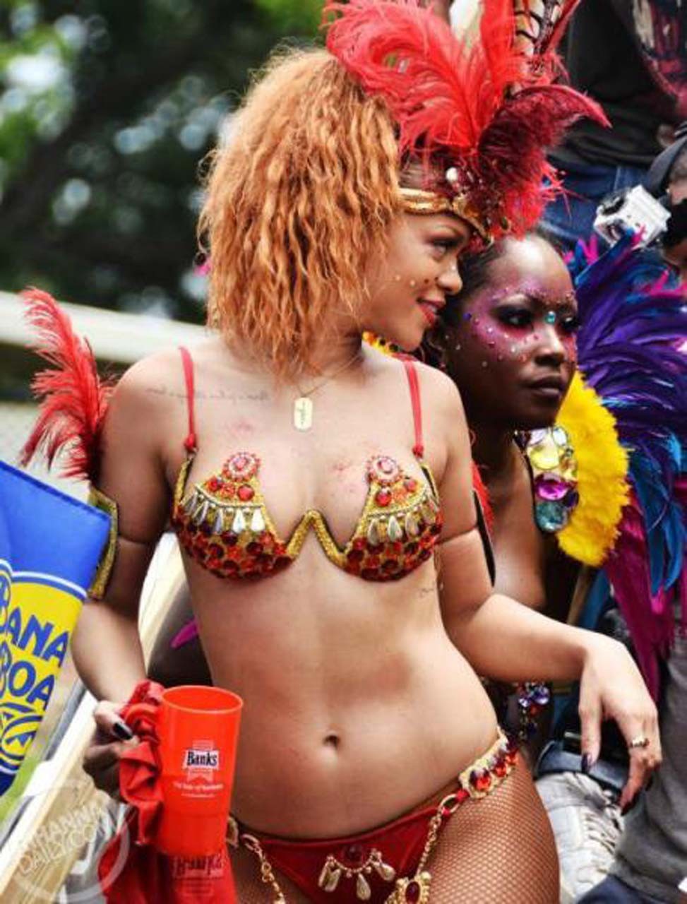 Rihanna exponiendo su cuerpo sexy y su culo caliente mientras está vestida como una puta
 #75293609