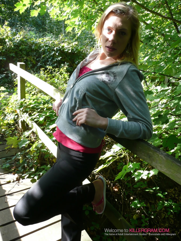 Rubia de rodillas chupando una polla en una excursión al aire libre
 #76388270