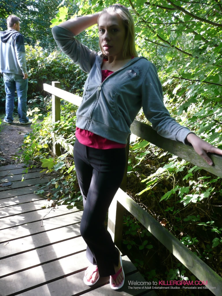 Rubia de rodillas chupando una polla en una excursión al aire libre
 #76388321