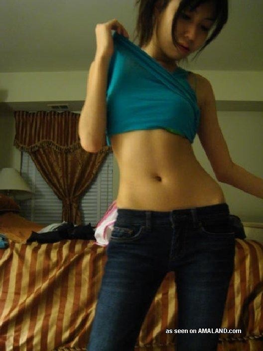 Naughty asian babe posing sexy dans la chambre à coucher
 #69789923