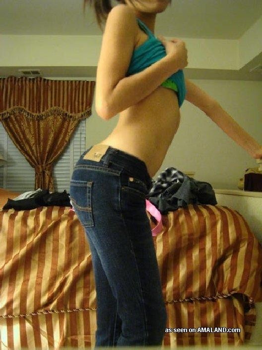 Nena asiática traviesa posando sexy en el dormitorio
 #69789951