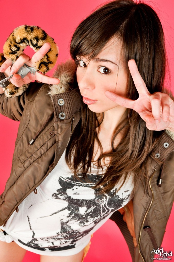 Joven despojándose de su abrigo
 #67279326