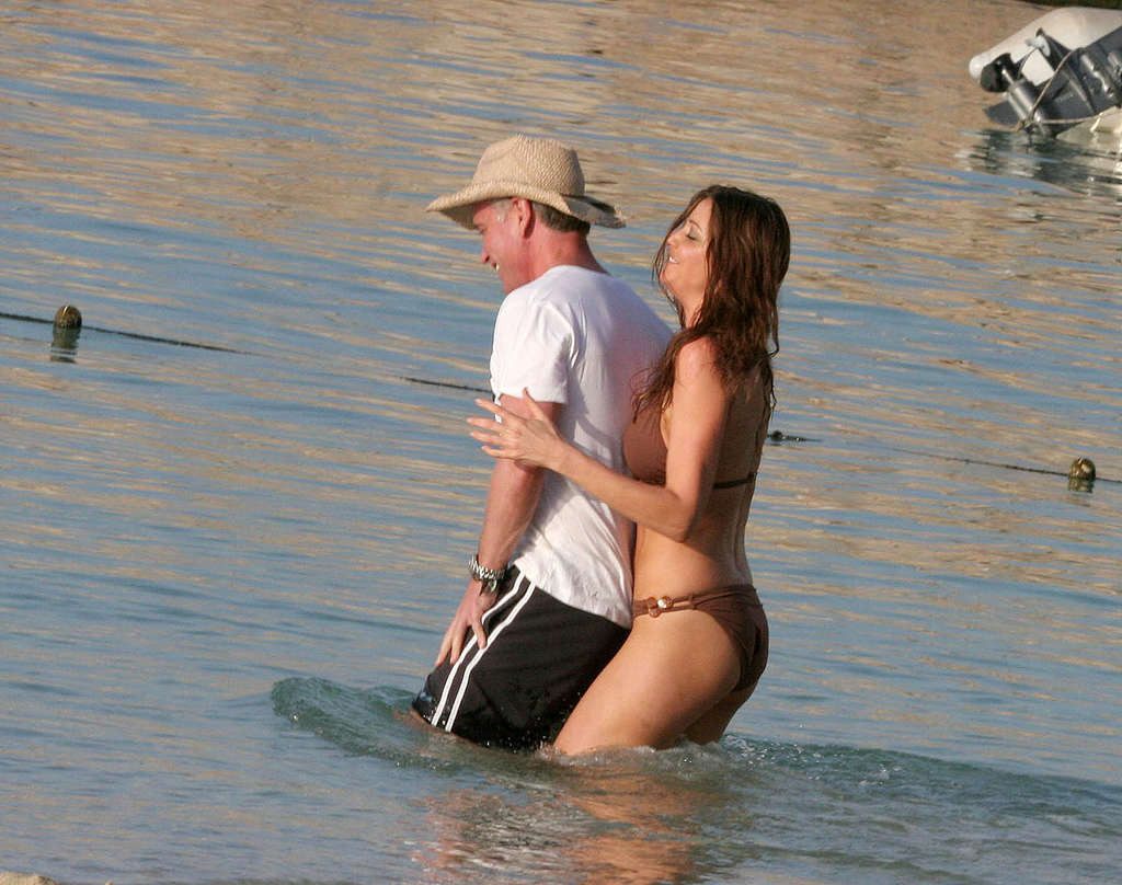 Lisa Snowdon in posa in topless e in bikini sulla spiaggia
 #75348295