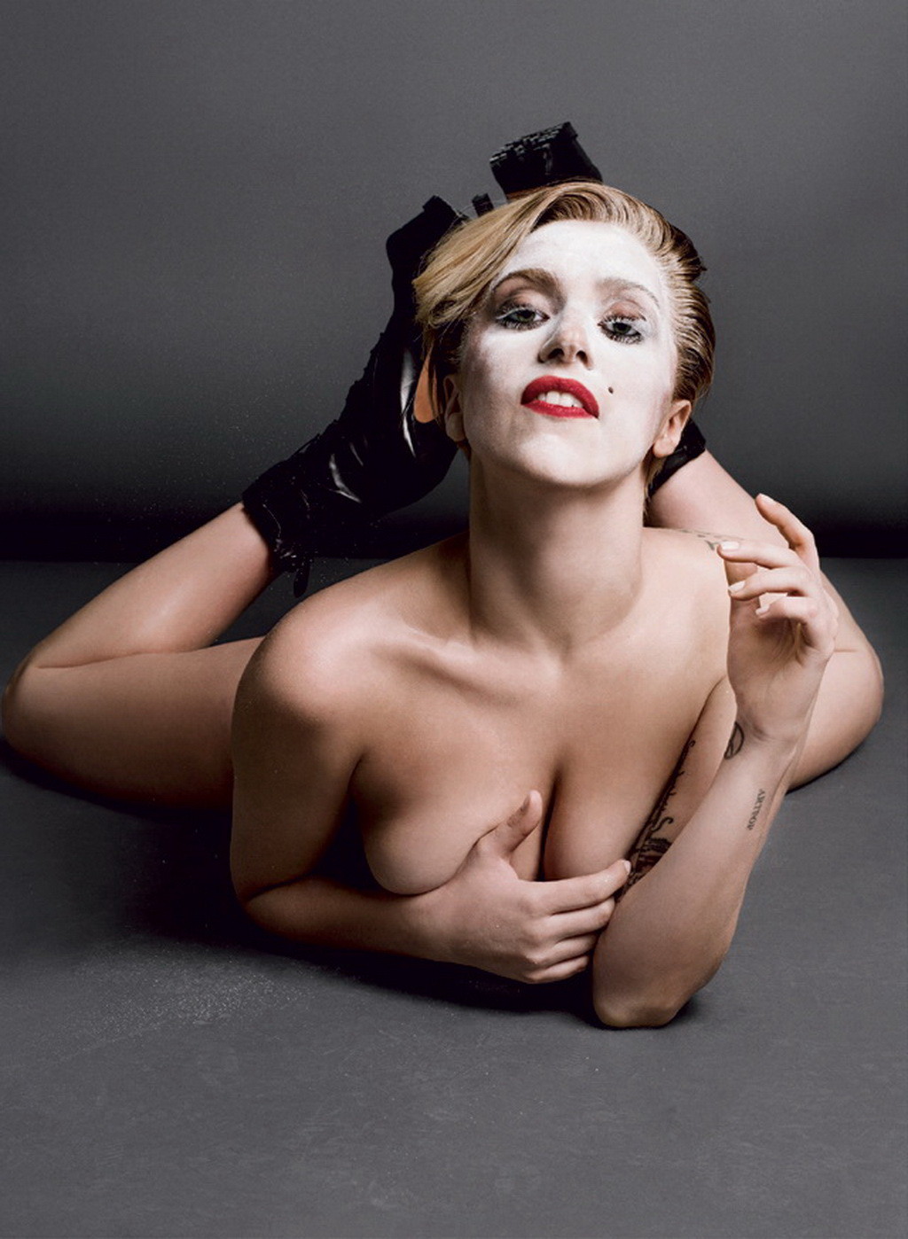 Lady Gaga völlig nackt aber versteckt ihre Muschi im V-Magazin
 #75221389