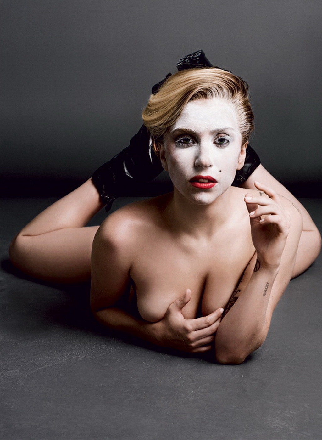 Lady Gaga völlig nackt aber versteckt ihre Muschi im V-Magazin
 #75221392