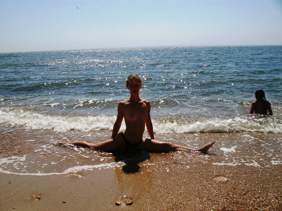 Una ragazza magra impressiona la spiaggia nudista con il suo corpo
 #72247721