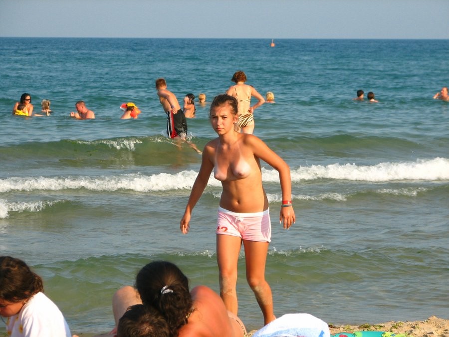 Una ragazza magra impressiona la spiaggia nudista con il suo corpo
 #72247738