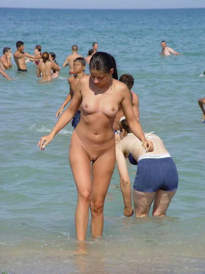 Una ragazza magra impressiona la spiaggia nudista con il suo corpo
 #72247741