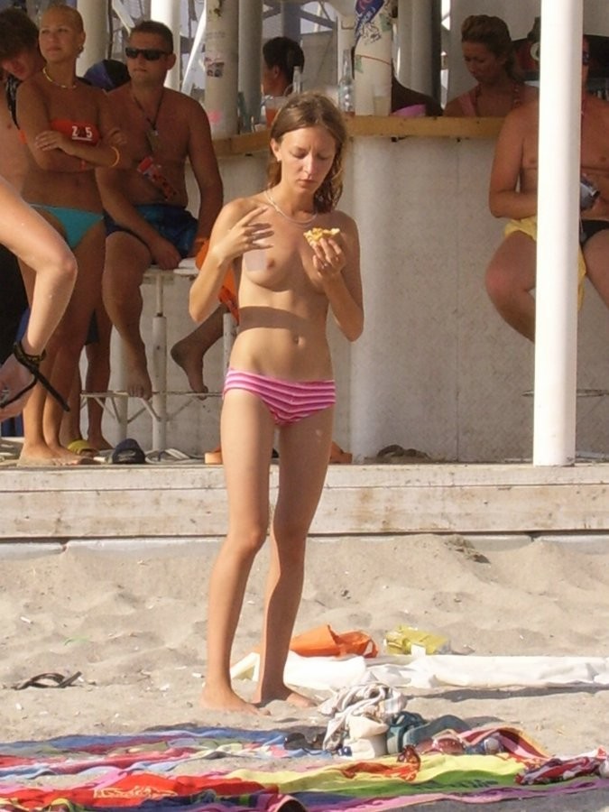 Una ragazza magra impressiona la spiaggia nudista con il suo corpo
 #72247783