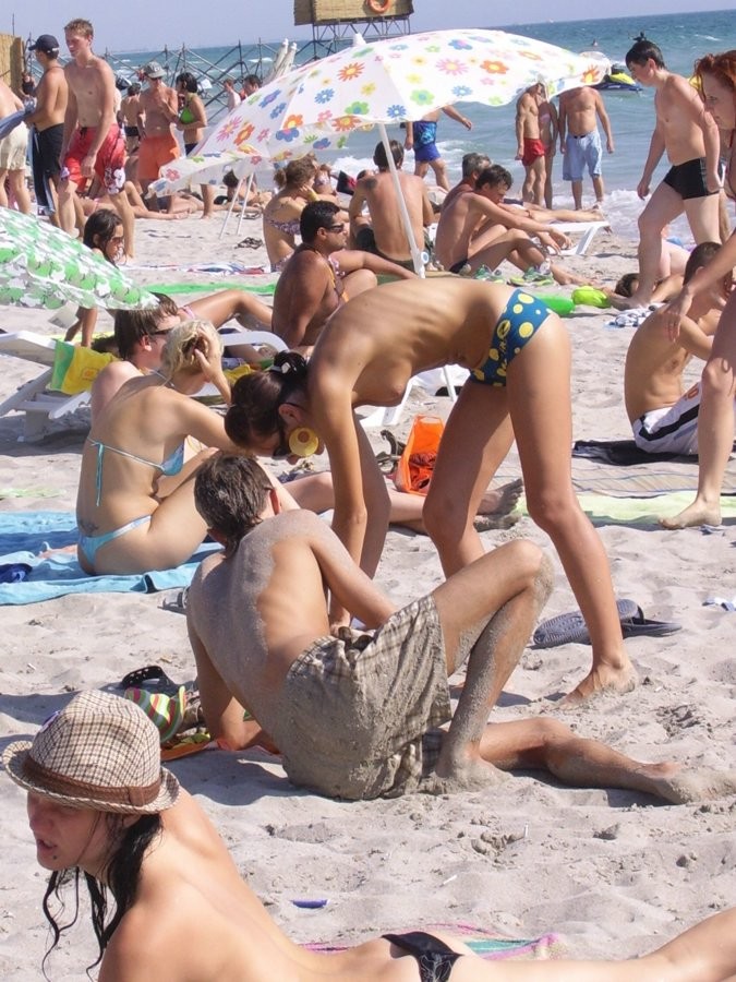Una ragazza magra impressiona la spiaggia nudista con il suo corpo
 #72247798