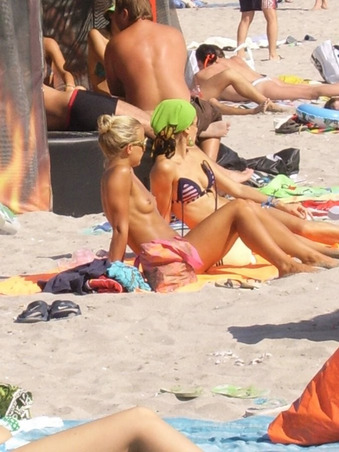 Una ragazza magra impressiona la spiaggia nudista con il suo corpo
 #72247814