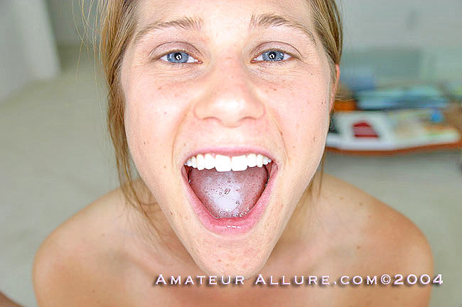 Pequeña joven probando una jugosa polla de carne
 #78582551