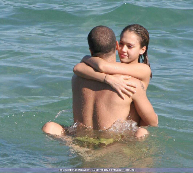 Celebridad jessica alba luciendo sexy en bikini
 #75427303