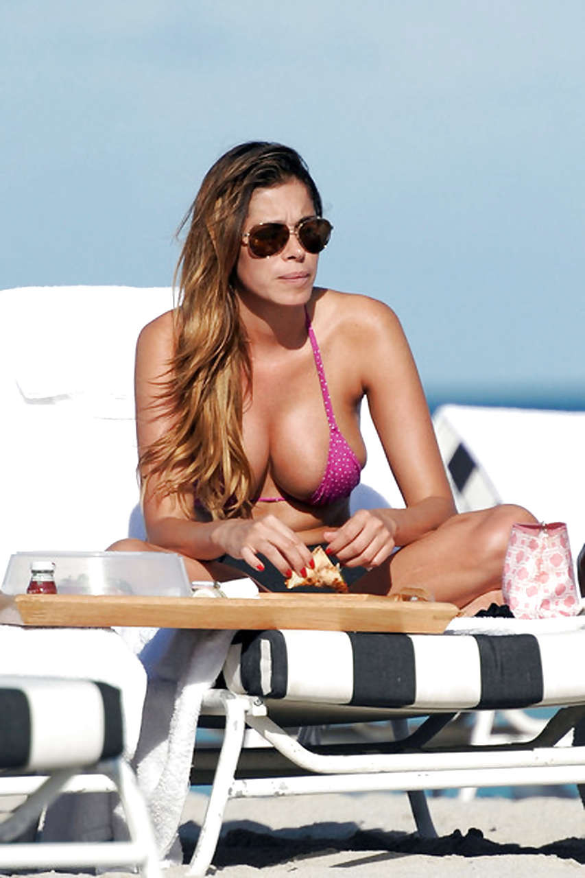 Aidayespica mostrando il suo fantastico culo in perizoma bikini sulla spiaggia
 #75279011