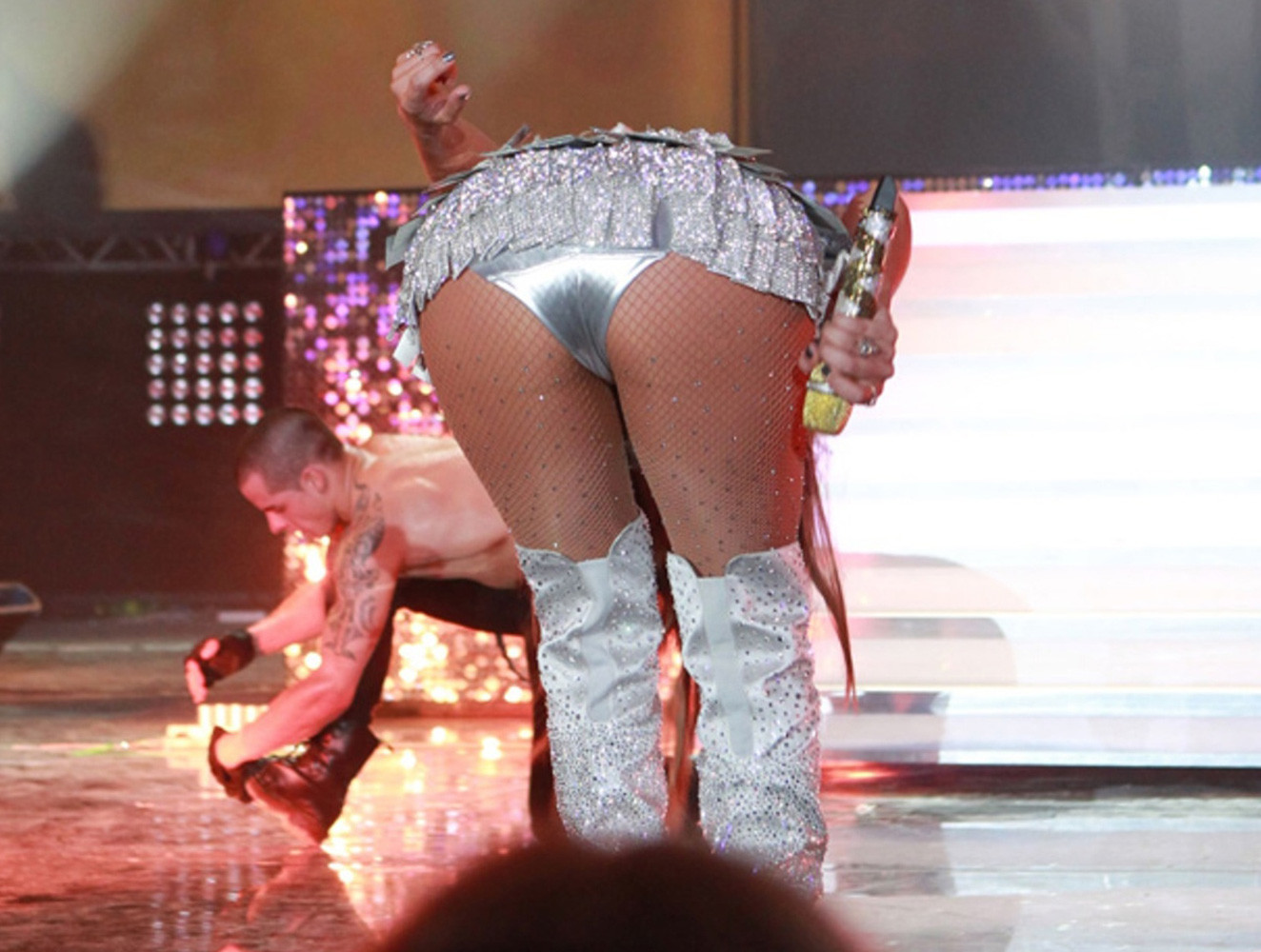 Jennifer Lopez fesses assurées dans une culotte argentée
 #75280589