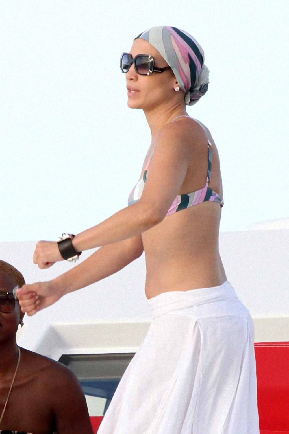 Jennifer Lopez fesses assurées dans une culotte argentée
 #75280593