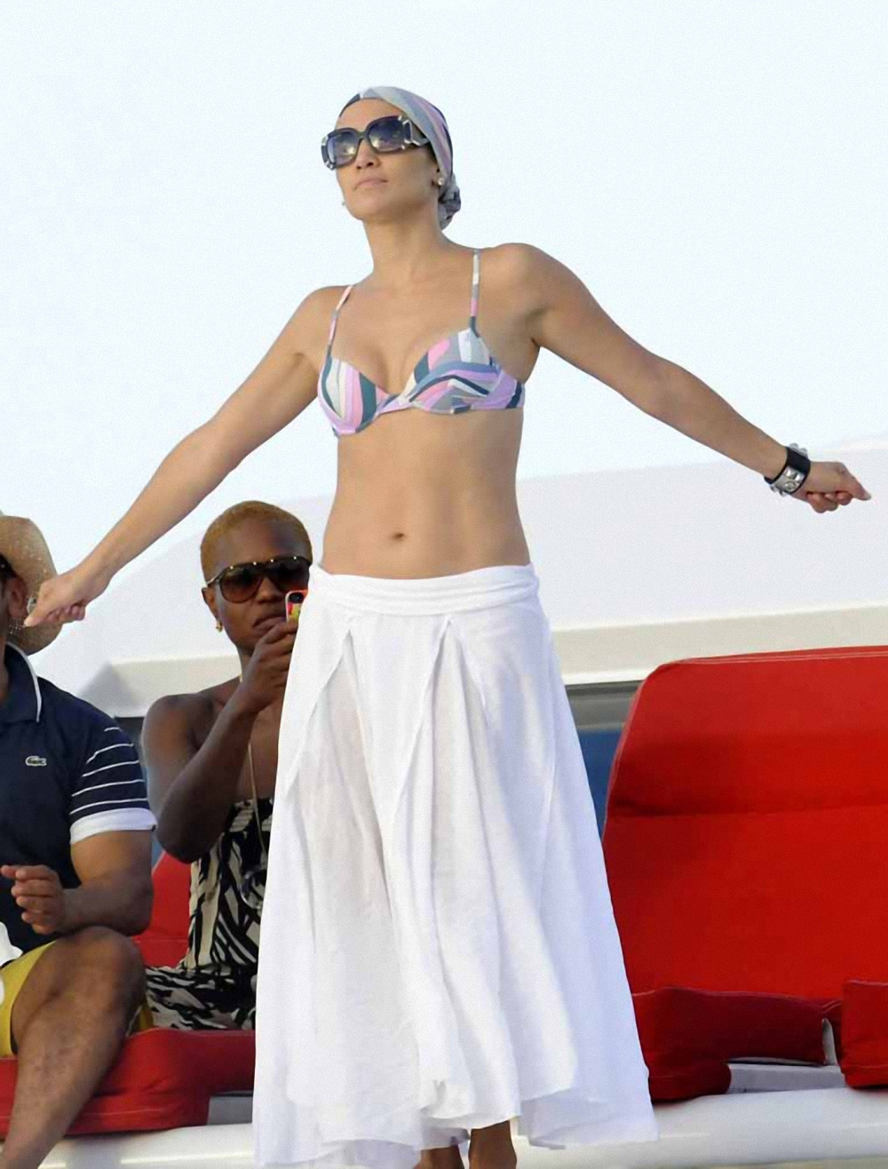 Jennifer Lopez fesses assurées dans une culotte argentée
 #75280604
