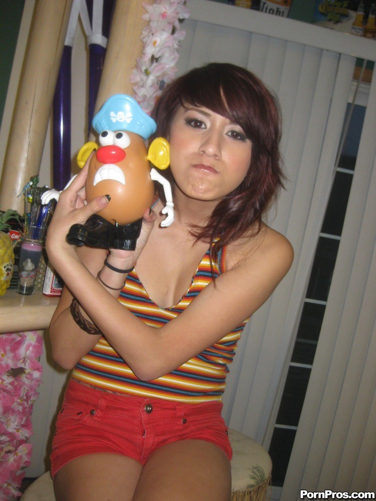 Mi linda ex novia joven posando y chupando la polla
 #77113741