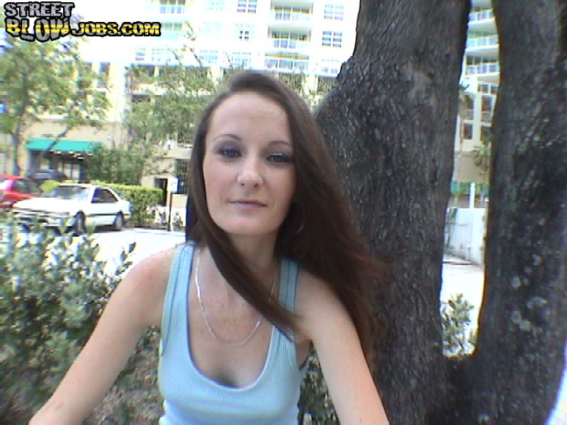 Cette jeune femme sexy se fait prendre en photo par une caméra espion alors qu'elle suce un étranger dans la rue. #74526980