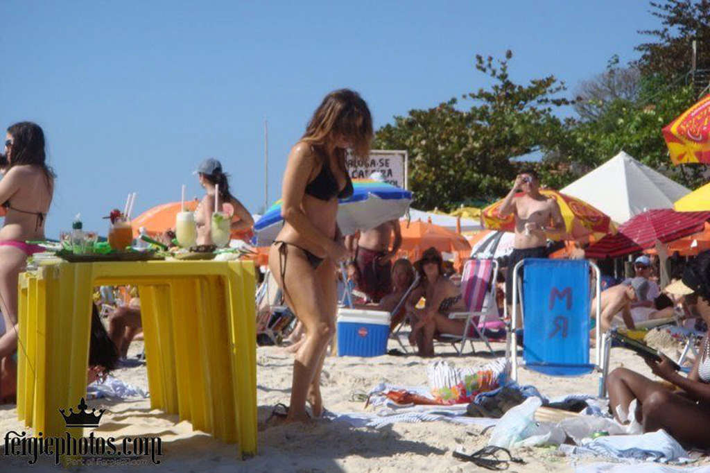 Stacy Ferguson montre son corps sexy et son cul chaud en string sur la plage.
 #75327852