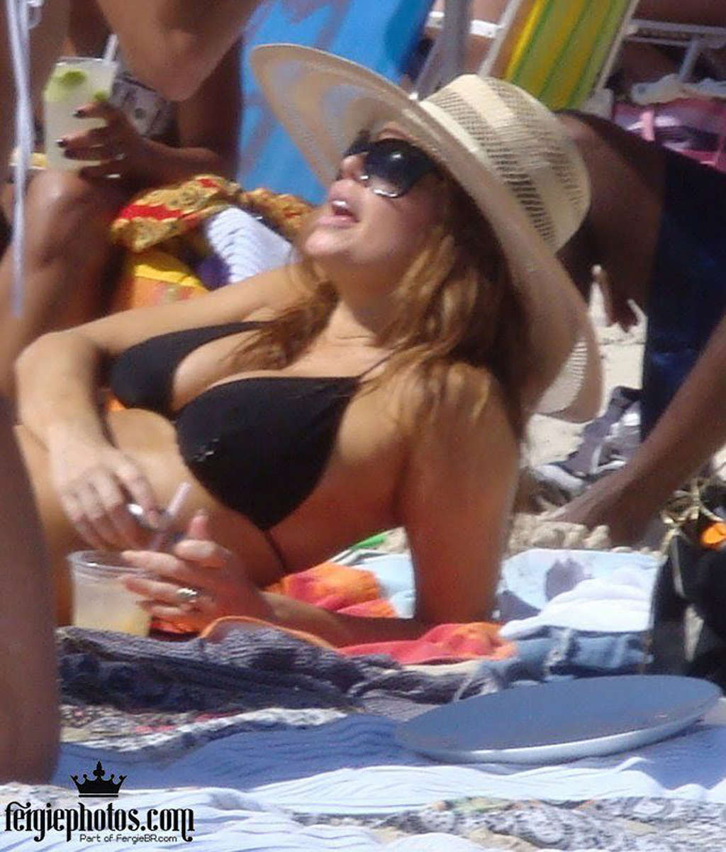 Stacy Ferguson montre son corps sexy et son cul chaud en string sur la plage.
 #75327856