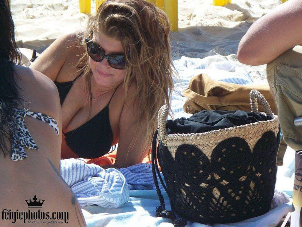 Stacy Ferguson montre son corps sexy et son cul chaud en string sur la plage.
 #75327858