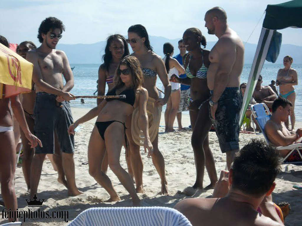 Stacy Ferguson montre son corps sexy et son cul chaud en string sur la plage.
 #75327866