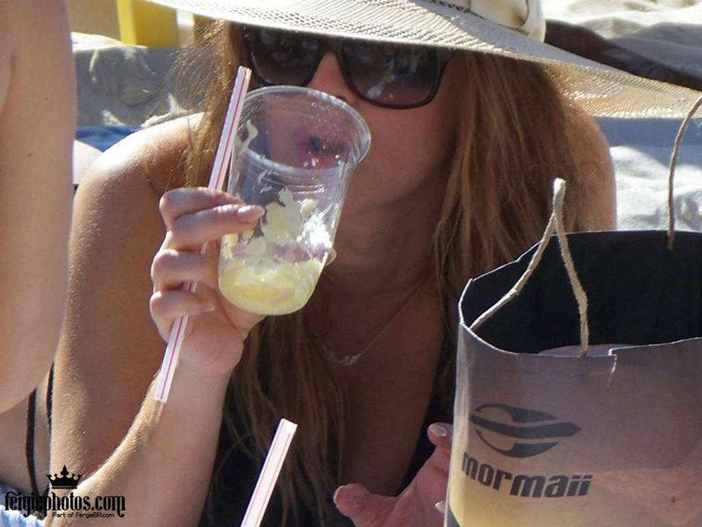 Stacy ferguson che mostra il corpo sexy e il culo caldo in perizoma sulla spiaggia
 #75327877