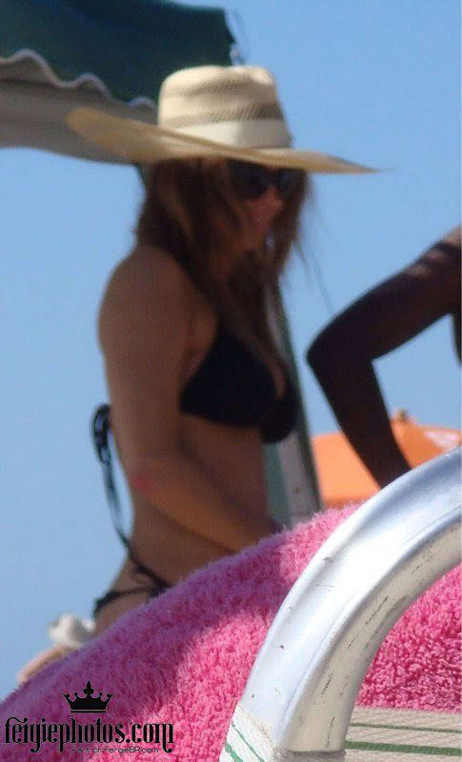 Stacy ferguson mostrando cuerpo sexy y culo caliente en tanga en la playa
 #75327884