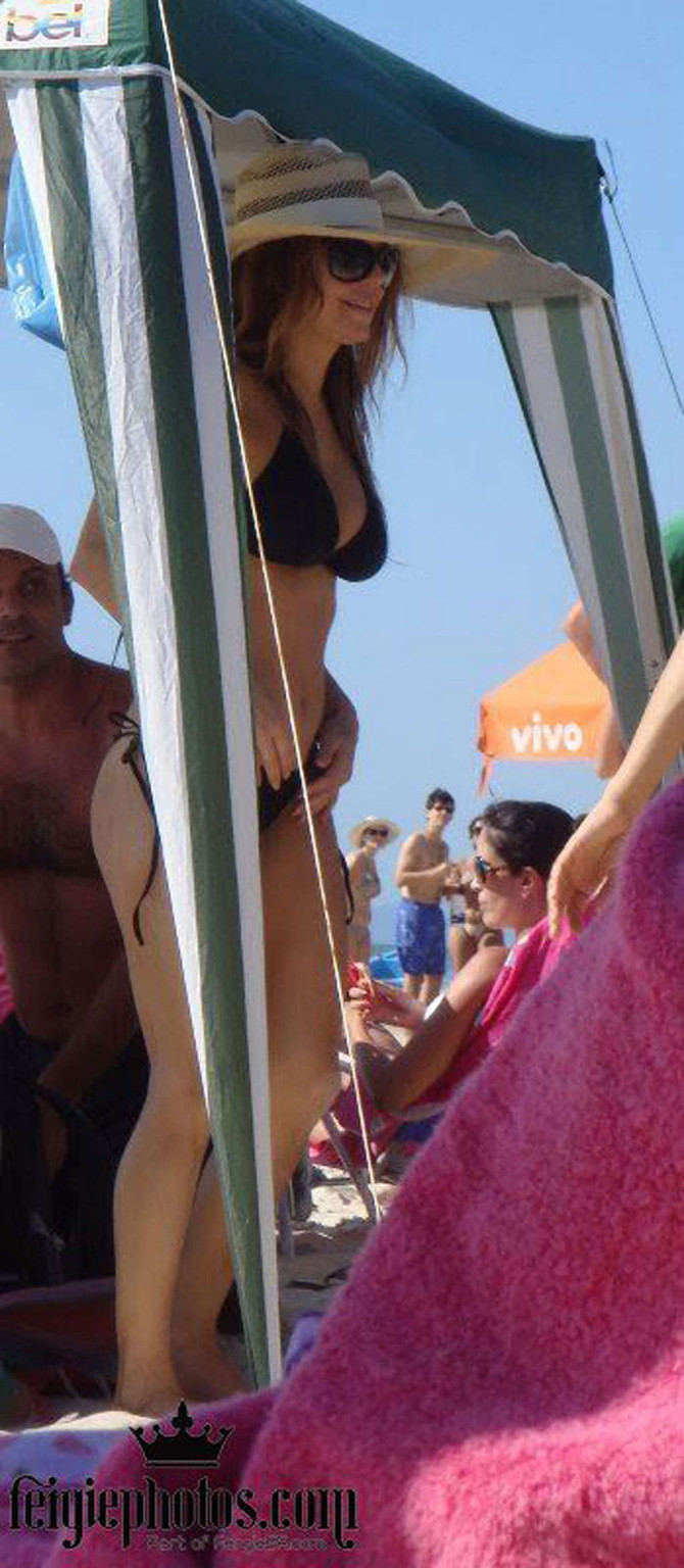 Stacy Ferguson montre son corps sexy et son cul chaud en string sur la plage.
 #75327889