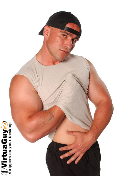 Hübscher muskulöser Kerl posiert nackt
 #76955673