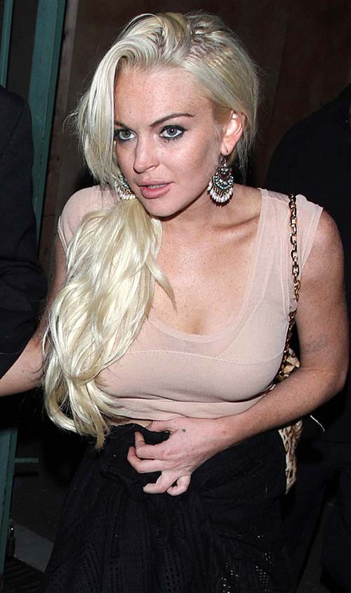 Lindsay Lohan exposant ses énormes seins et son corps sexy dans une jolie robe.
 #75290969