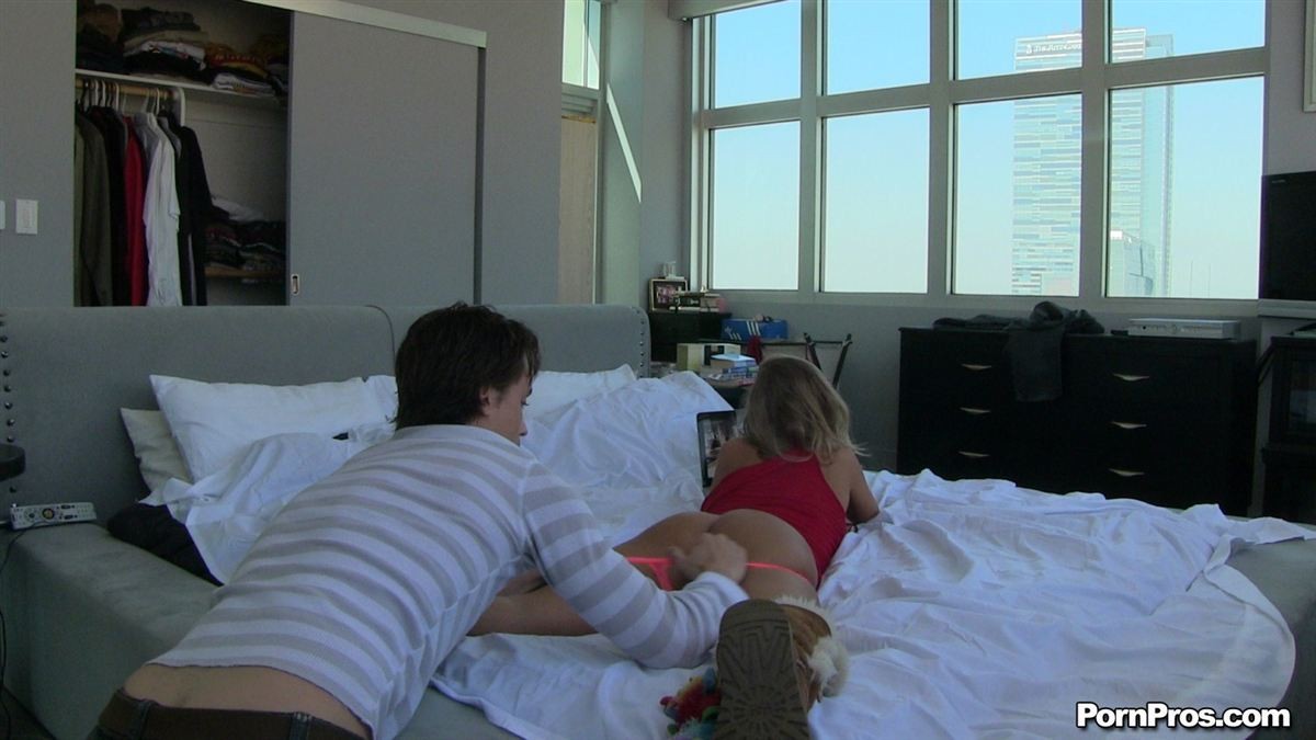 Nicole Aniston si fa delle foto nuda e si sbatte in un hotel
 #73598298