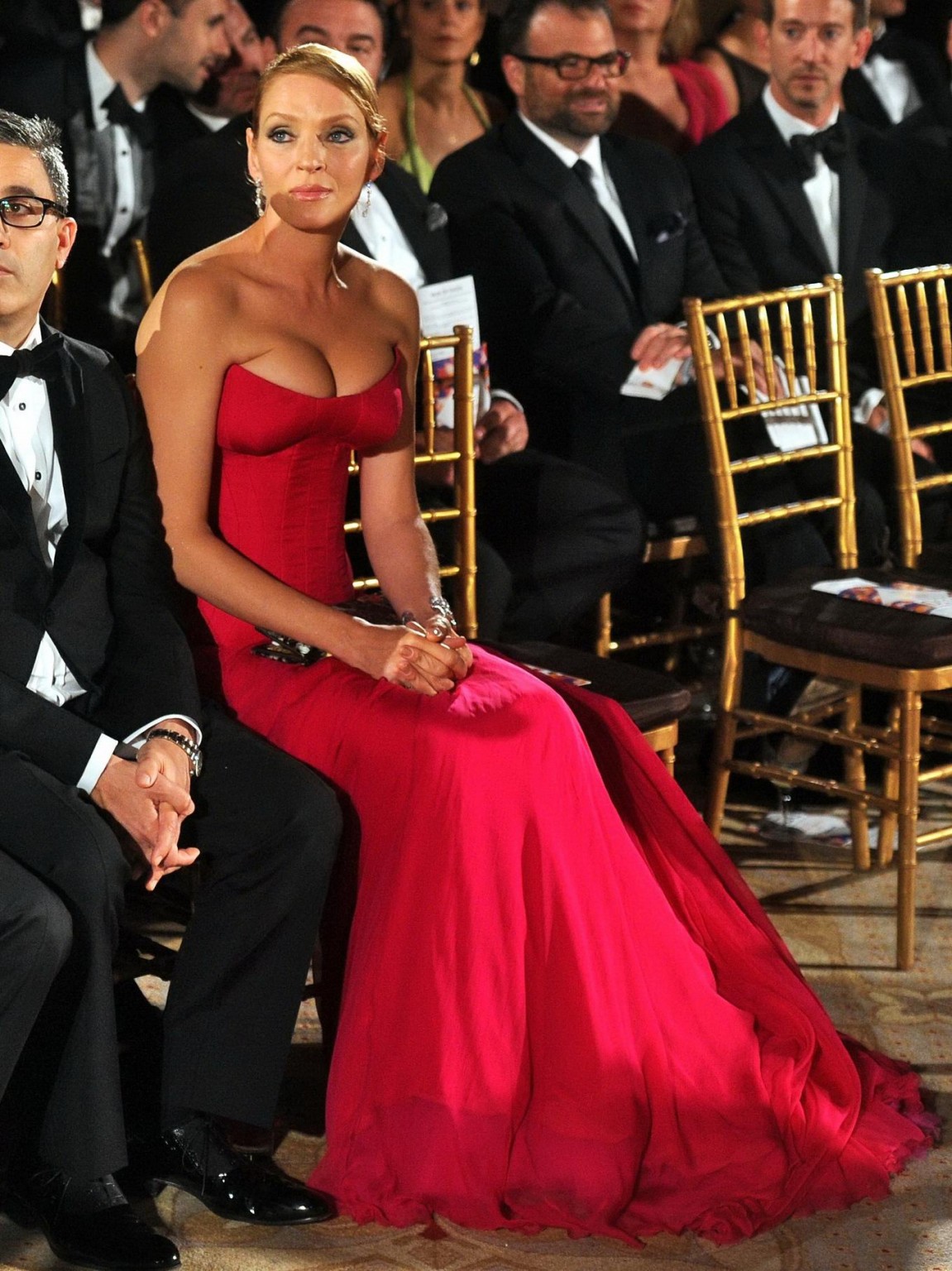 Uma thurman muestra un enorme escote con un vestido escotado en la 4ª edición de amfar 
 #75228698