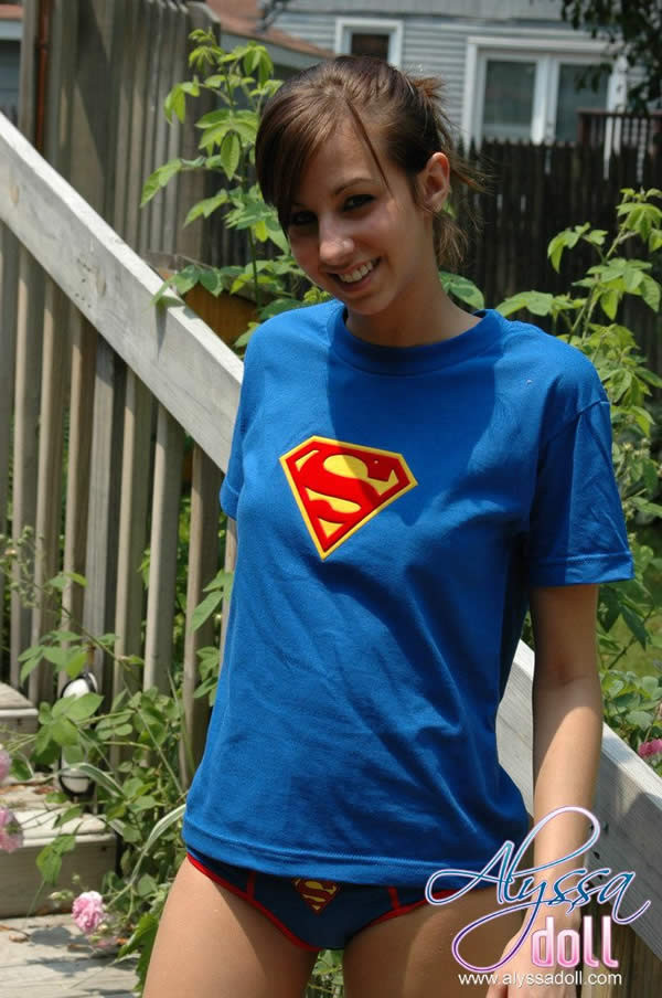 Brünette teen alyssa puppe in superman höschen blinkt ihre titten
 #74962864