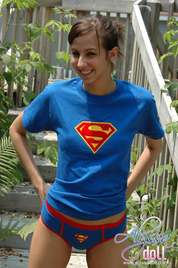La joven morena alyssa doll en bragas de superman muestra sus tetas
 #74962884