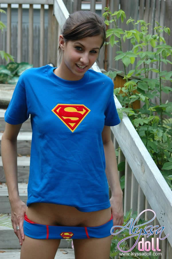 La joven morena alyssa doll en bragas de superman muestra sus tetas
 #74962949