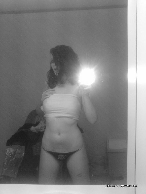 Autofoto desnuda y mostrando su cuerpo apretado
 #75695960
