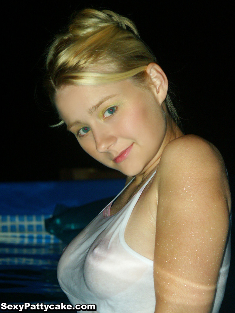 Jeune blonde aux gros seins, patty en bain de minuit
 #68300348