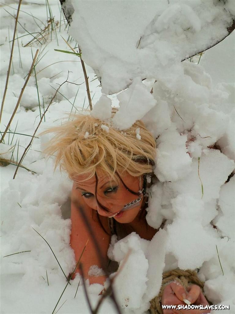 金髪の奴隷少女が猿轡をされ、裸で冷たい雪の中に埋められる
 #72213491