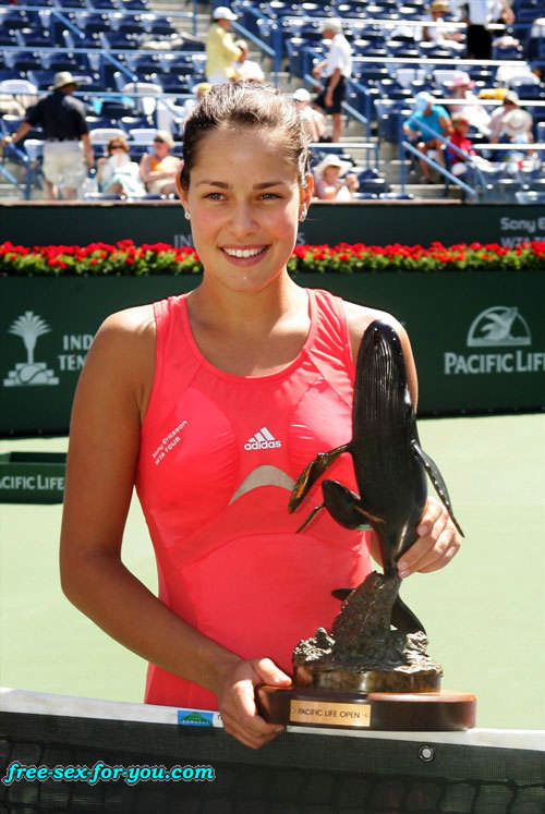 Ana ivanovic a presque baissé son chemisier et montré ses crottes aux paparazzi. #75422232