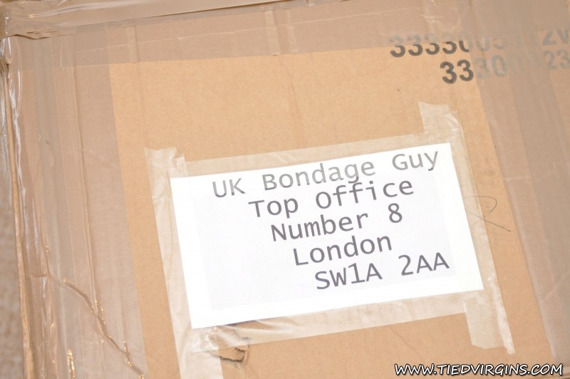 Bondage-Sklave in Box verschickt
 #71959643
