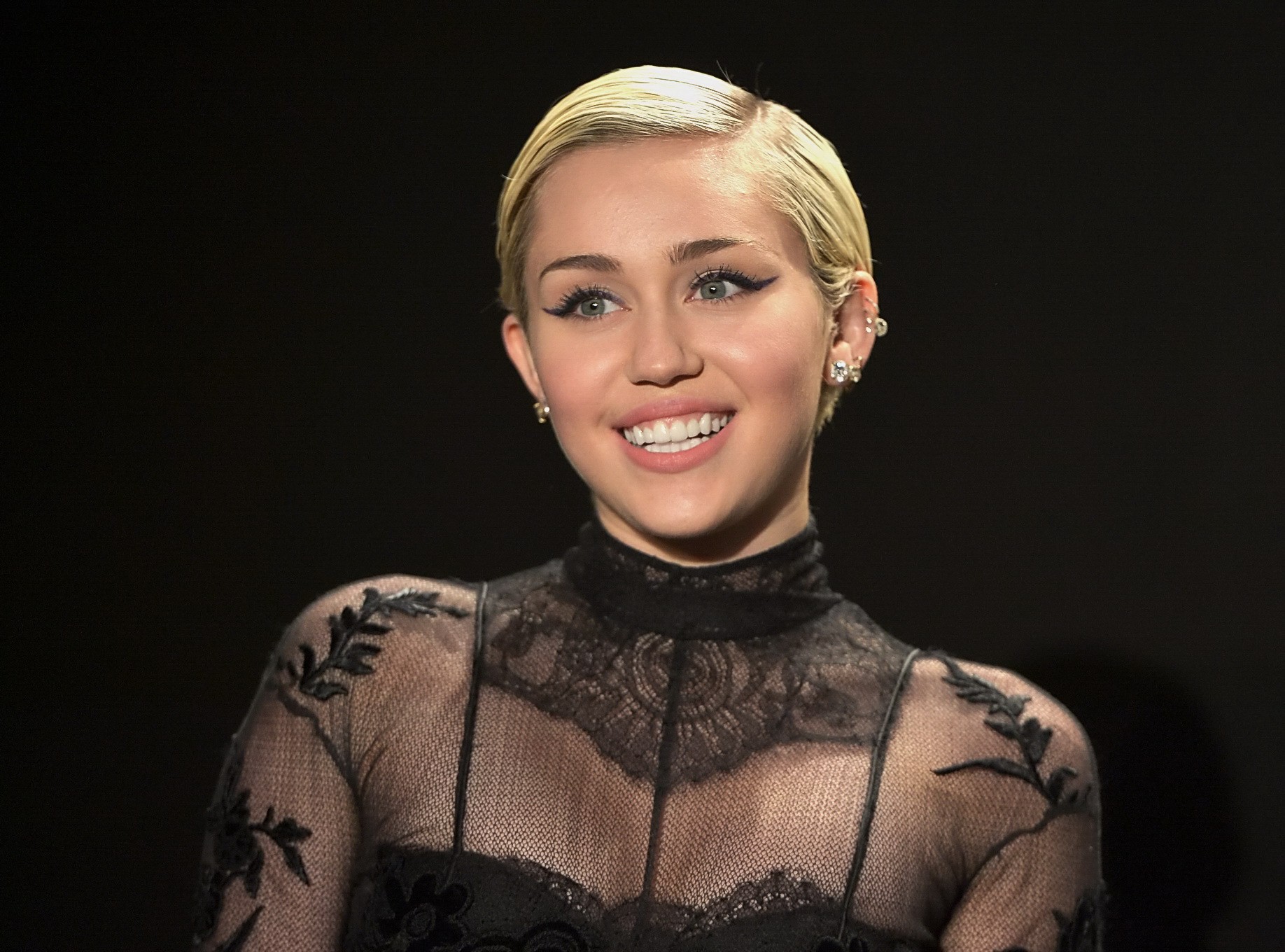 Miley Cyrus portant une robe transparente et de la lingerie au défilé de mode féminine Tom Ford 2015
 #75171941