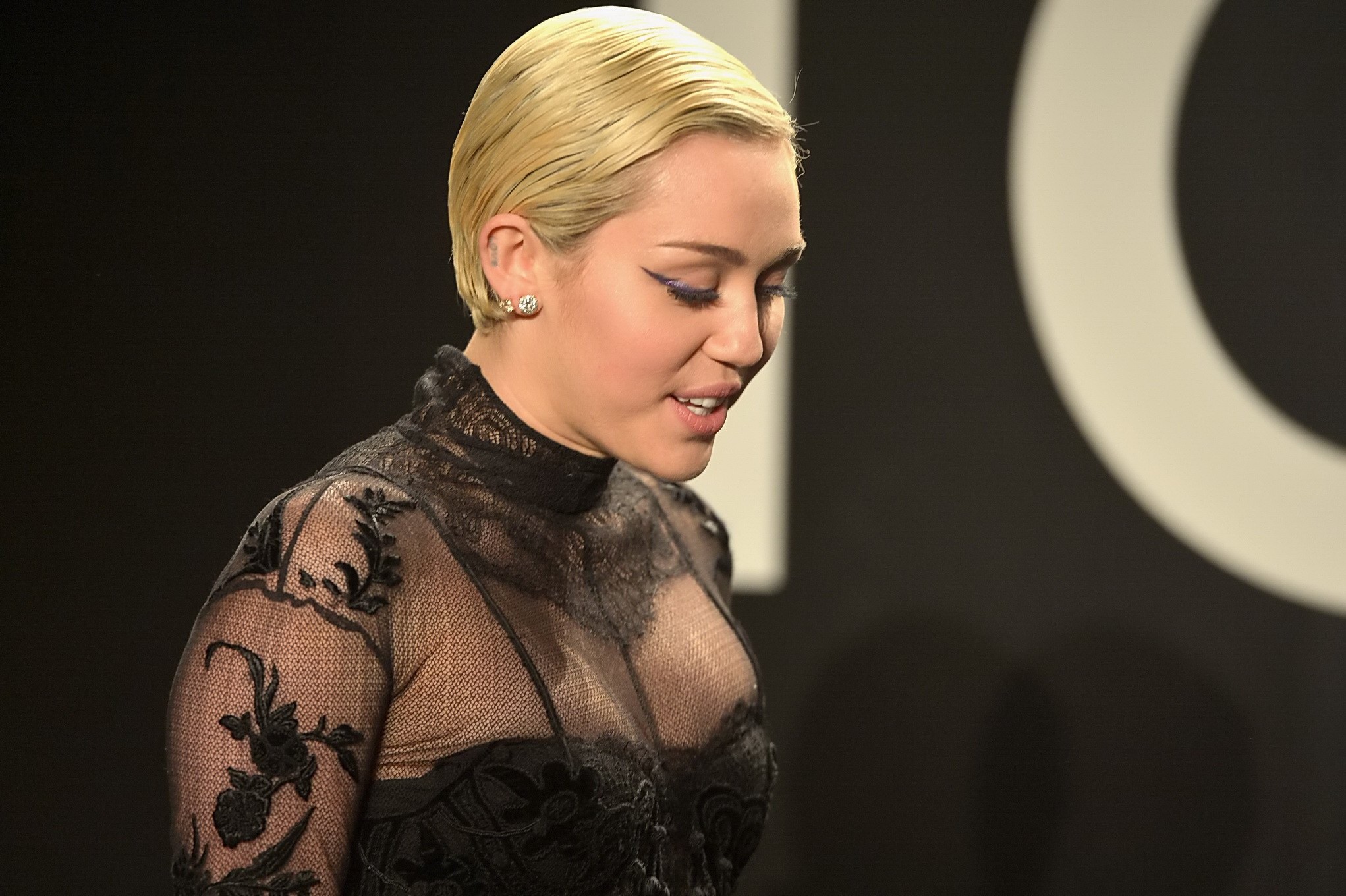 Miley cyrus indossa vedere attraverso il vestito e lingerie a tom ford 2015 womenswear c
 #75172033