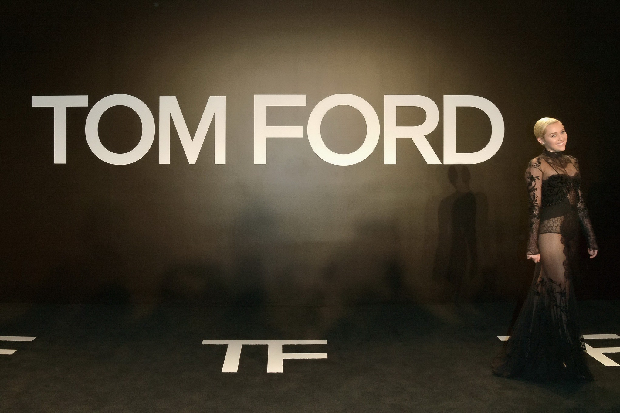 Miley Cyrus trägt durchsichtiges Kleid und Dessous bei Tom Ford 2015 Womenswear c
 #75172197