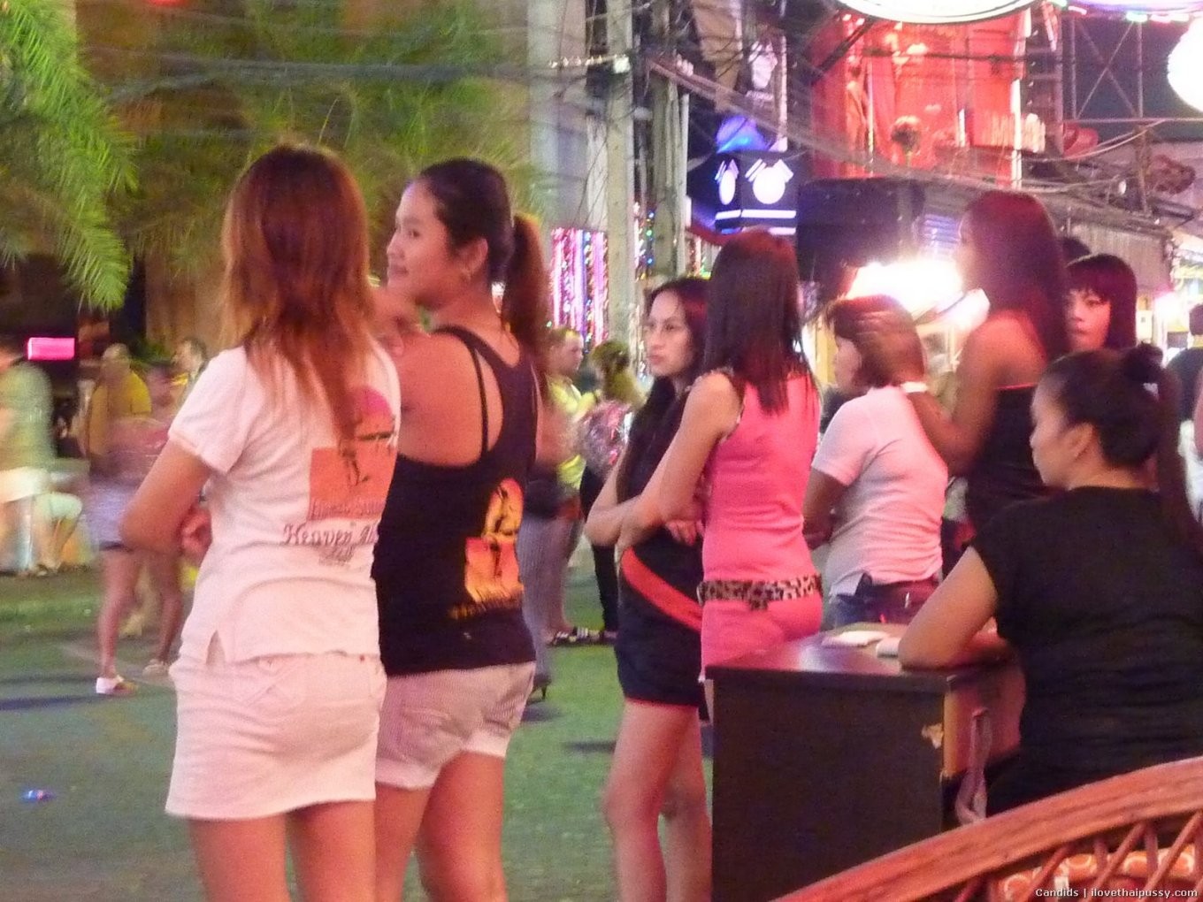 Une pute thaïlandaise chaude, marchant dans la rue, baisée par un touriste sexuel, les asiatiques adorent la bite.
 #68236223