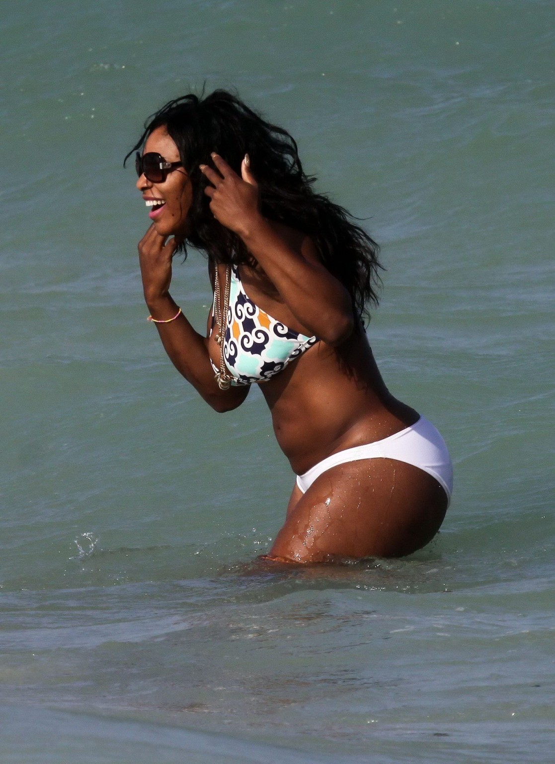 Serena Williams che mostra il suo grande bottino in bikini sulla spiaggia di Miami
 #75330564