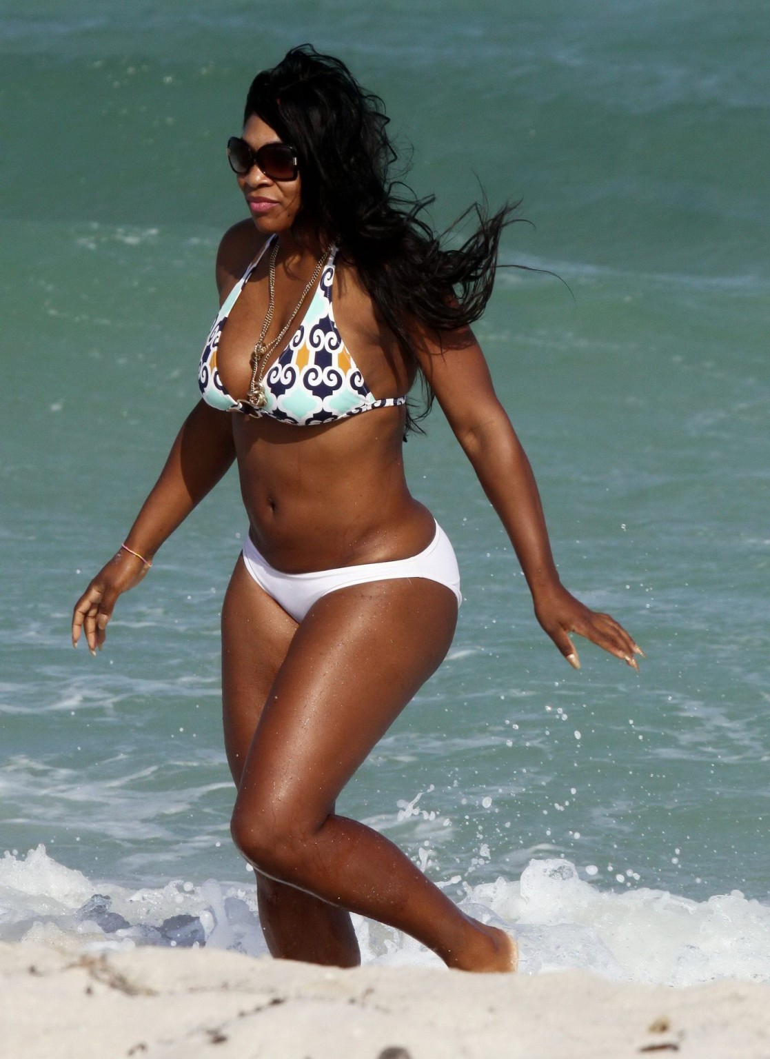 Serena Williams che mostra il suo grande bottino in bikini sulla spiaggia di Miami
 #75330574