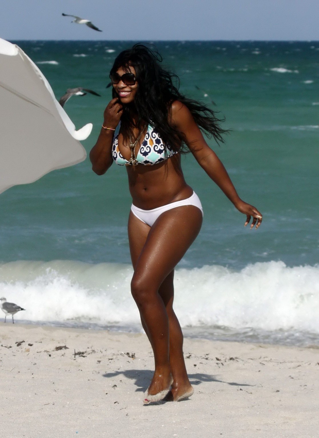 Serena Williams che mostra il suo grande bottino in bikini sulla spiaggia di Miami
 #75330585